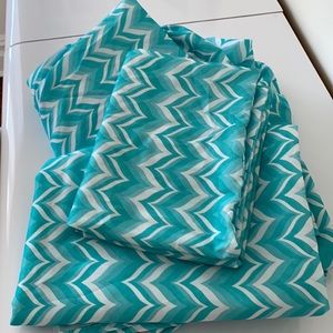 Cynthia Rowley twin sheet set. So soft Like new condition.